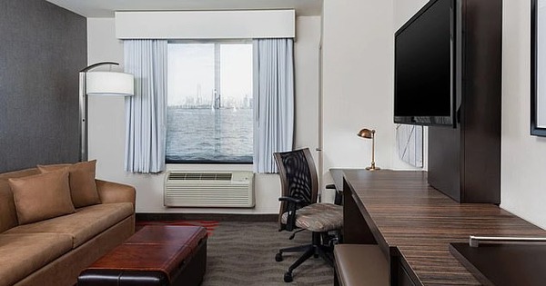 Háo hức đặt phòng khách sạn có tầm nhìn tuyệt đẹp ở New York, nữ du khách bàng hoàng khi đến nơi