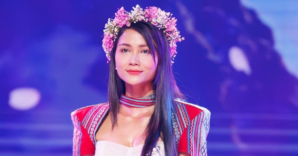 View - Muốn chơi nhạc cụ nhưng bị ngó lơ, H'Hen Niê buộc phải hát 1 bài đòi hỏi vocal khủng và cái kết... như chạy giặc!