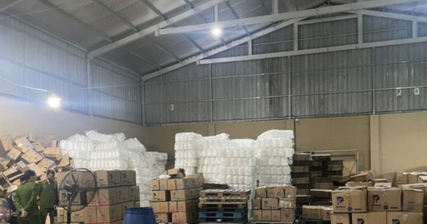 View - Triệt phá xưởng Dnee giả quy mô cực lớn ở Hà Nội