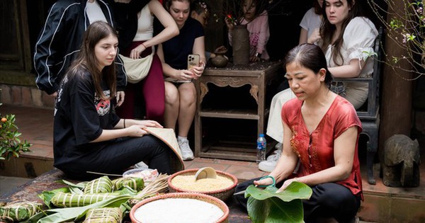 Chợ Tết hút khách ta lẫn khách Tây