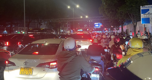 Gallery - Nhiều tuyến đường ở TP HCM ùn ứ, xe cộ chen chúc