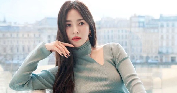 View - Song Hye Kyo yêu kiều trong bộ váy ôm sát, vóc dáng tuổi ngoài 40 sao lại trẻ trung thế này