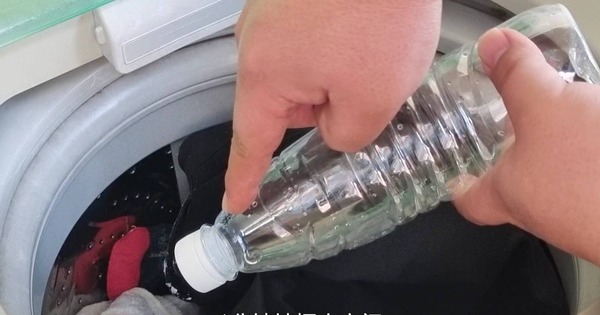 Bỏ 1 chai nhựa rỗng vào máy giặt, tôi công nhận người nghĩ ra mẹo này có IQ  "đỉnh nóc"