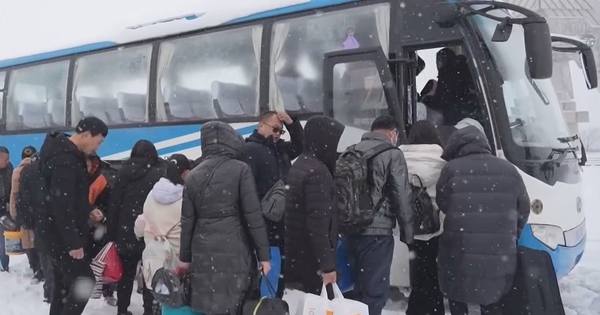 View - Xuân vận Trung Quốc gian truân vì bão tuyết: "Giậm chân tại chỗ" trên đường 6 ngày 5 đêm, ăn hết quà Tết vì đói