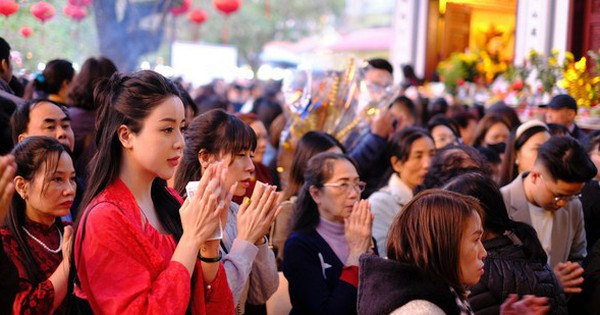 “Biển người” chen chân đi lễ Phủ Tây Hồ, nhiều hàng bánh tôm kiếm bộn tiền trong ngày Tết - Ảnh 7.