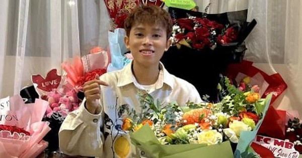 Gallery - Hồ Văn Cường chạy show từ Nam ra Bắc dịp Tết, được fan lì xì tiền khủng