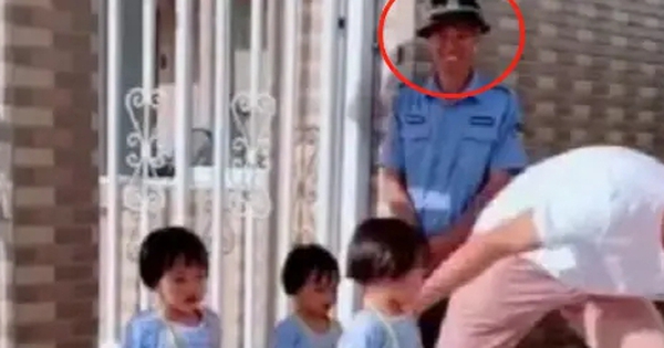 View - Khoảnh khắc ông bố đón 3 con sinh ba tan học và nụ cười "7 phần bất lực" của bác bảo vệ gây sốt