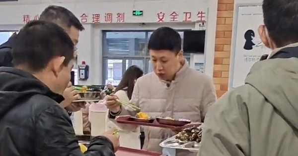 View - Vào canteen Bắc Đại, giật mình với hành động lạ của hàng loạt thầy trò ở đây: Thế giới "học bá", tôi không hiểu lắm!
