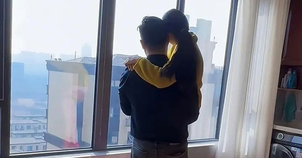 View - Bức ảnh 2 bố con ngắm cảnh trông khá bình thường nhưng vấn đề phía sau gây tranh cãi: Người mơ ước, người lo lắng