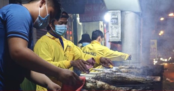 Quán vỉa hè thuê 40 người xuyên đêm nướng 4 tấn cá lóc bán ngày vía Thần Tài - Ảnh 9.