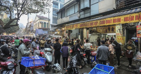 View - Chợ nhà giàu phố cổ Hà Nội tấp nập người xếp hàng, chen chân mua đồ lễ ngày Táo quân