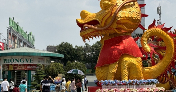 View - Linh vật "rồng đầu cá trê" đón Tết ở Suối Tiên gây bão mạng: Đại diện khu du lịch nói gì?