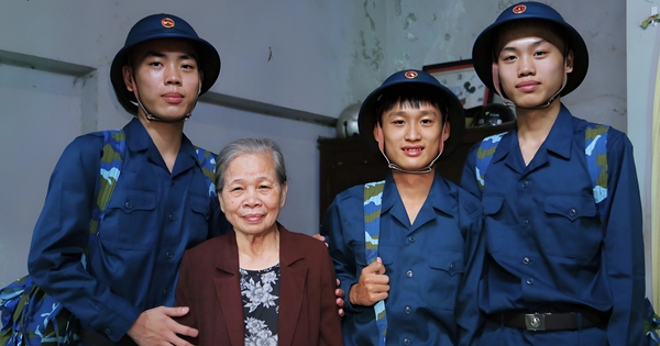 Gallery - Cụ bà 80 tuổi tự hào khi nhà có 4 tân binh, trong đó có 3 anh em ruột