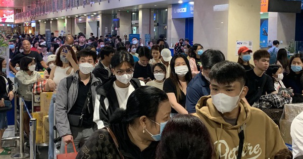 Người dân về quê ăn Tết lúc nửa đêm, sân bay Tân Sơn Nhất đông nghẹt - Ảnh 4.
