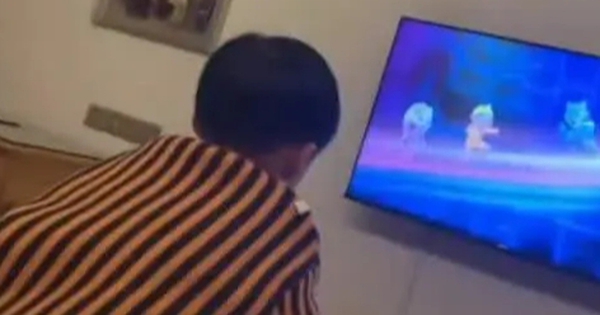 View - Giao điện thoại cho con vài phút, cặp vợ chồng không ngờ hành trình về quê ăn Tết bị đảo lộn, cư dân mạng xem mà xót giùm