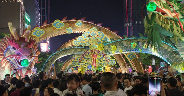 View - Chen nhau đi đường hoa Nguyễn Huệ trong đêm khai mạc: “Đông mà vui, rồng đẹp hoành tráng!”