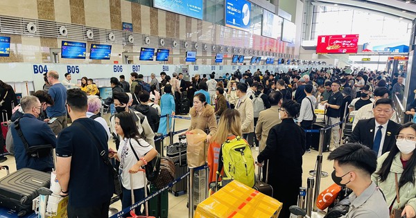 Sân bay Nội Bài đông nghẹt ngày 28 Tết, hành khách vạ vật, nằm ngồi la liệt - Ảnh 6.