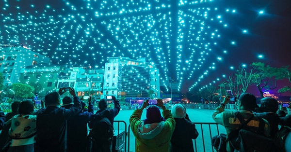 Nhìn lại những khoảnh khắc đẹp lung linh trên bầu trời Hà Nội trong đêm tổng duyệt trình diễn ánh sáng bằng 2.024 drone - Ảnh 6.