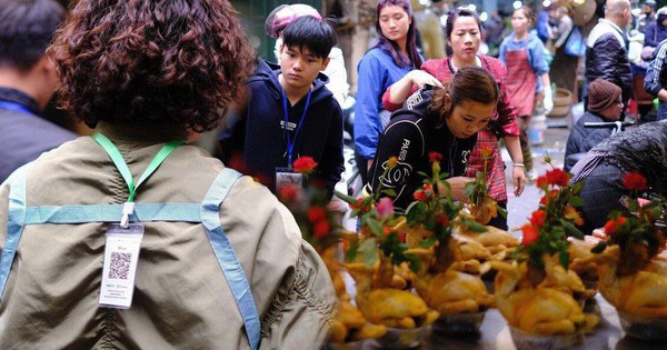 View - Người dân chi tiền triệu mua đồ cúng Tết ở "chợ nhà giàu", người bán đeo mã QR cho khách tiện thanh toán