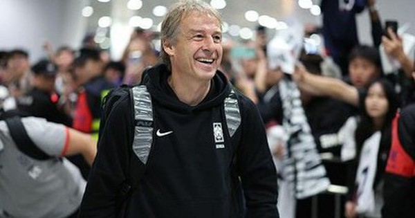 View - HLV Klinsmann bị NHM Hàn Quốc 'quây', ném vật thể lạ ở sân bay