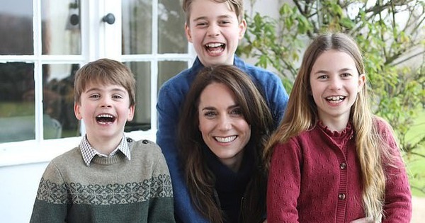 Nóng: Cung điện tung ảnh mới nhất của Vương phi Kate gần 2 tháng sau phẫu thuật, mẹ 3 con tươi cười rạng rỡ đập tan mọi tin đồn - Ảnh 1.
