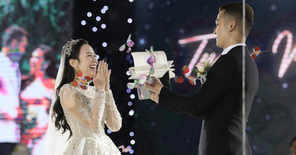 View - Kim Oanh hé lộ màn trao nhẫn cưới có 1-0-2 với chồng gia thế khủng, biểu cảm cô dâu chiếm trọn spotlight