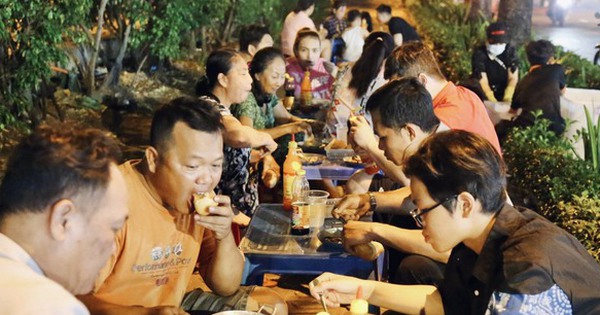 View - Lạ mà thương: Ăn bánh mì chảo không cần trả tiền, khách ngồi đông kín vỉa hè Sài Gòn
