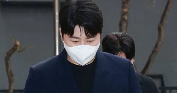 View - Nam ca sĩ bị tống vào tù, đáng phẫn nộ hơn cả là hành động thông đồng với nữ golf thủ đánh lừa cảnh sát