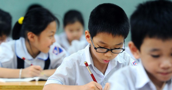 View - Phụ huynh Hà Nội đang chia phe tranh cãi rất căng: Người hò reo ăn mừng, người bức xúc "đừng ép ai cũng như mình"