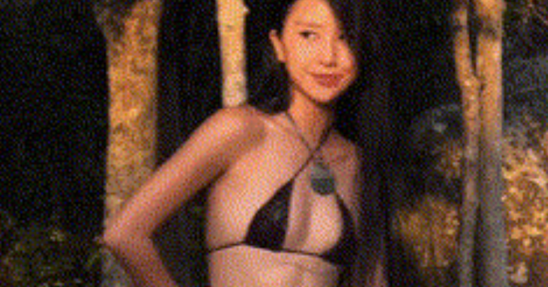 Quỳnh Anh Shyn diện bikini “tí hon” rất khét nhưng trông có vẻ hơi khó cử động nhỉ?