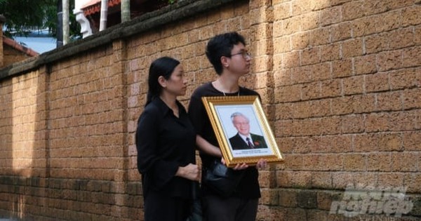 Người mẹ bệnh hiểm nghèo cùng con trai về Lại Đà viếng Tổng Bí thư Nguyễn Phú Trọng