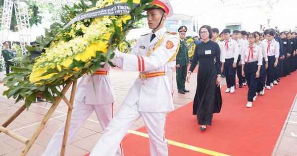 Giáo viên, học sinh thành kính tưởng niệm Tổng Bí thư Nguyễn Phú Trọng