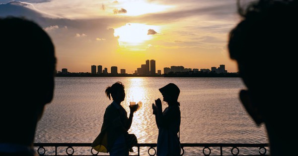 Hoàng hôn Hồ Tây mùa này đẹp da diết, mặc thời tiết đang "khó chịu vô cùng"