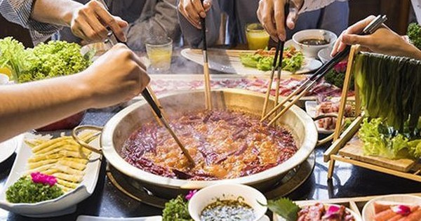 Người phụ nữ ăn buffet 4 tiếng đồng hồ nhưng cứ 15 phút lại vào WC 1 lần: Chủ cửa hàng theo dõi vạch trần thủ đoạn tinh vi