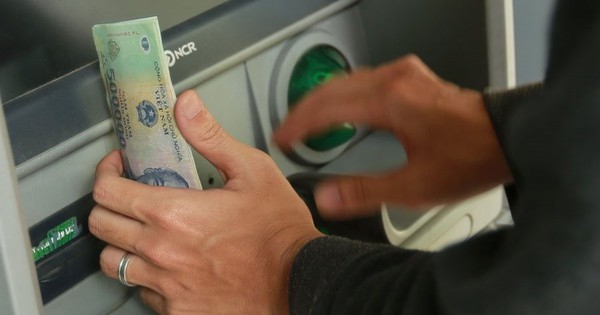 Toàn bộ thẻ thanh toán cá nhân của một ngân hàng chỉ còn được rút tiền ATM tối đa 10 triệu đồng/thẻ/ngày