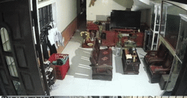 Camera an ninh ghi lại cảnh lốc xoáy giật tung cửa nhà dân ở Hưng Yên: Bàng hoàng khung cảnh trước mắt