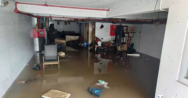 Người dân Hà Nội tất bật dọn dẹp cửa hàng, bơm nước khỏi hầm ngập