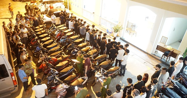 Bắt tạm giam 34 đối tượng còn rất trẻ tuổi: Nhiều người bật khóc nức nở khi nghe đọc lệnh