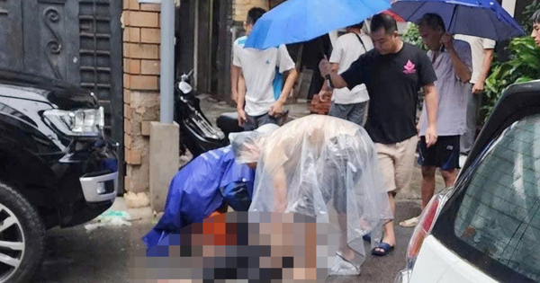 Người đàn ông ngã ra đường trong chiều mưa ở Hà Nội, nghi do điện giật: Nạn nhân đã tử vong