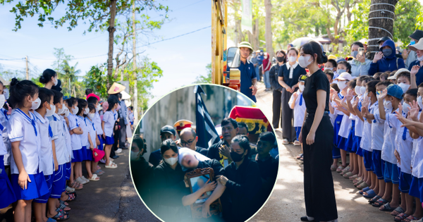 Vụ bé trai 7 tuổi và bố tử vong do ngạt khí máy phát điện ở Nghệ An: Nghẹn lòng khoảnh khắc hàng trăm học sinh xếp hàng tiễn bạn về nơi an nghỉ cuối cùng