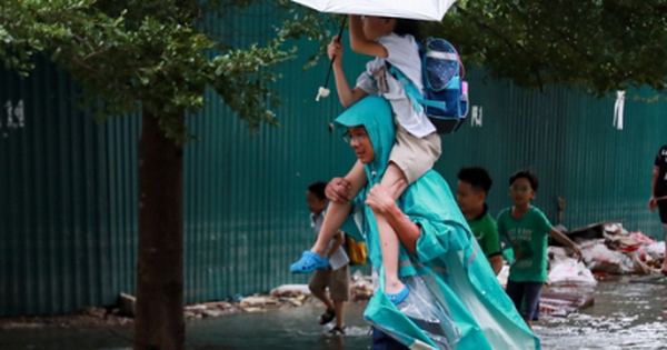 Sở GD&ĐT Hà Nội cho nghỉ học sau mưa lớn, nhiều phụ huynh than "quá muộn"