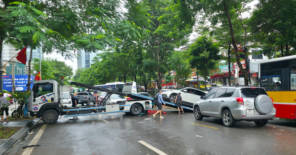 Cập nhật tình hình Hà Nội sáng nay: Nhiều ô tô chết máy vẫn nằm chắn ngang đường