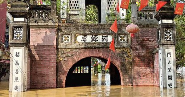 Làng cổ Thổ Hà chìm trong biển nước, hơn 8.000 người dân bị cô lập