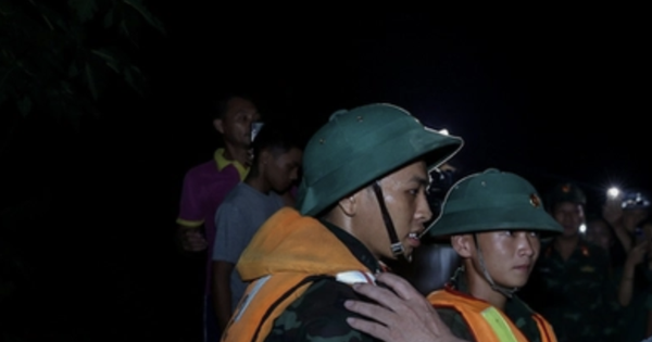 Nước lũ tràn nền đường sắt, người dân phải sơ tán, Thủ tướng trong đêm đến hiện trường