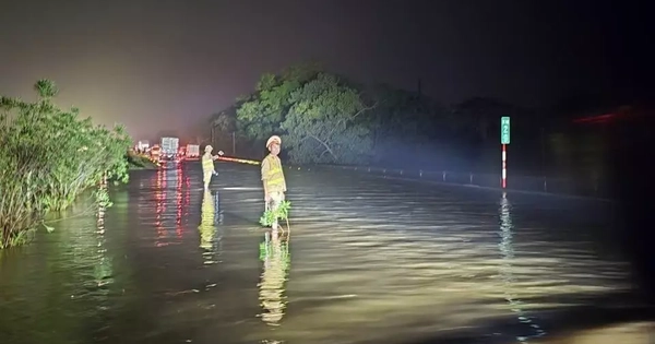 Sáng nay cao tốc Hà Nội - Thái Nguyên vẫn có đoạn ngập sâu 45cm