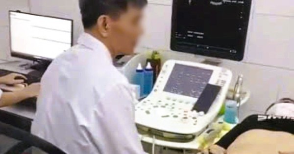 Bác sĩ bị phản ánh "vừa siêu âm cho bệnh nhân vừa xem bóng đá trên điện thoại"