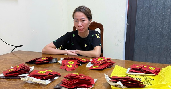 Bắt "nữ quái" vận chuyển 211 gói “nước vui” hiệu Ferrari