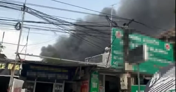 Kho chứa ở ngoại thành Hà Nội bốc cháy ngùn ngụt sau tiếng nổ lớn