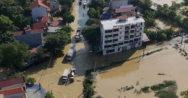 Nhìn từ flycam: Nước sông tràn bờ, quốc lộ ngăn cách, một vùng rộng lớn ở Hà Nội chìm trong biển nước