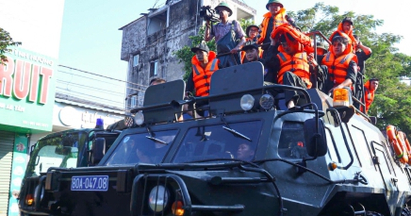 Công an Hà Nội dùng xe đặc chủng sơ tán hơn 11.000 người dân vùng ngoại thành